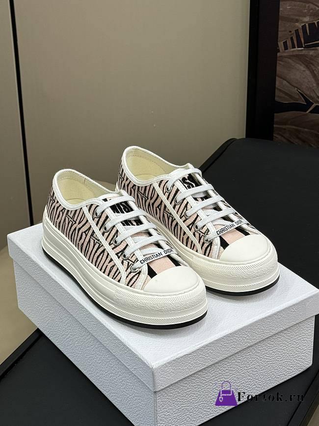 Fortok Dior Sneaker Embroidered Cotton with Pale Pink Miss Dior Allover Motif - 1