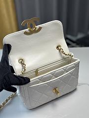 Fortok Chanel 24b Double C Logo Flap Bag White 13.5x19x7cm - 4
