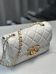 Fortok Chanel 24b Double C Logo Flap Bag White 13.5x19x7cm - 3