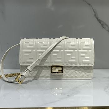 Fortok Fendi White Baguette Embossed Leather Chain Clutch 21x11.5x5cm