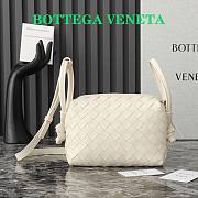 Fortok Bottega Veneta Small Loop Crossbody Bag White 796615 19x12x9cm - 1