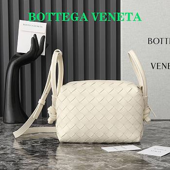 Fortok Bottega Veneta Small Loop Crossbody Bag White 796615 19x12x9cm