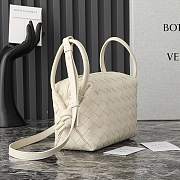 Fortok Bottega Veneta Small Loop Crossbody Bag White 796615 19x12x9cm - 3