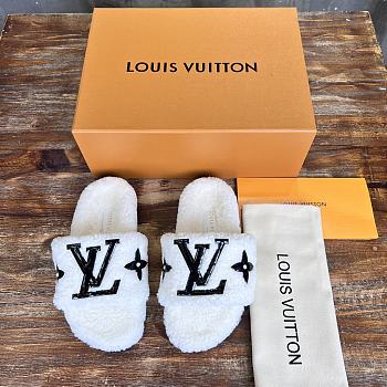 Fortok Louis Vuitton Fur Slippers White 