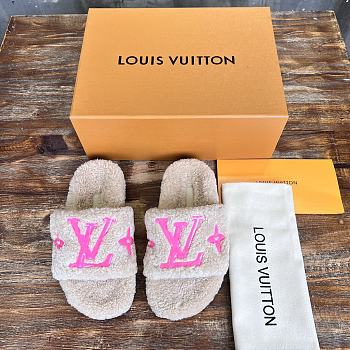 Fortok Louis Vuitton Fur Slippers Beige & Pink