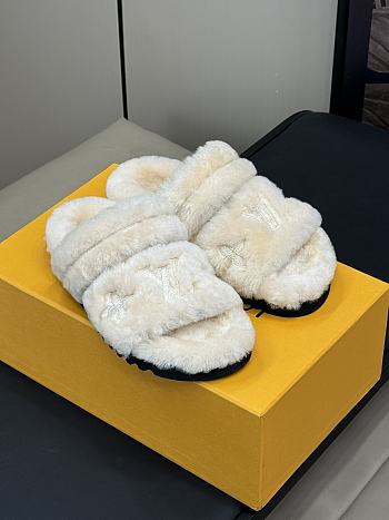 Fortok Louis Vuitton 24 Fur Slippers Beige 