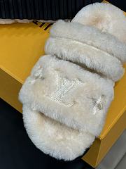 Fortok Louis Vuitton 24 Fur Slippers Beige  - 5