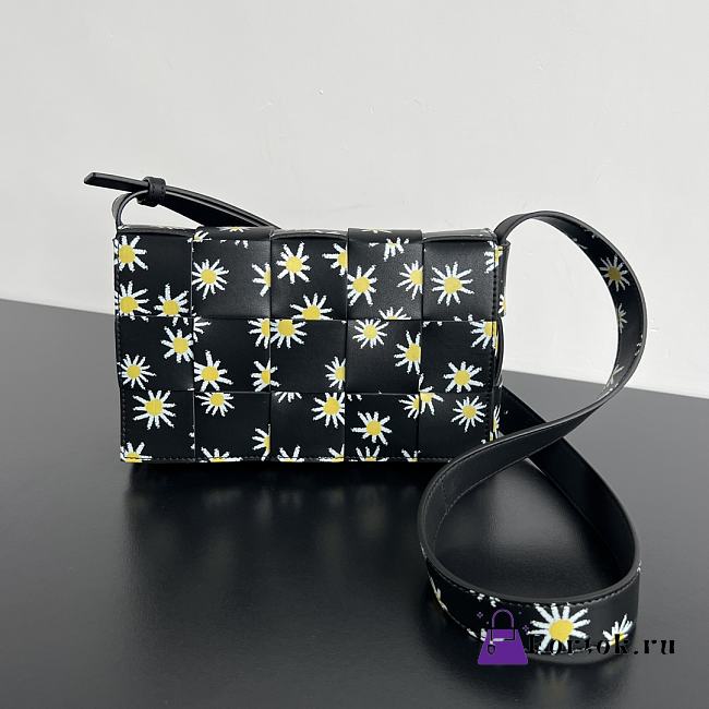 Fortok Bottega Veneta Daisy Print Cassette Bag In Black 23x15x6cm - 1