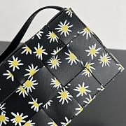 Fortok Bottega Veneta Daisy Print Cassette Bag In Black 23x15x6cm - 2