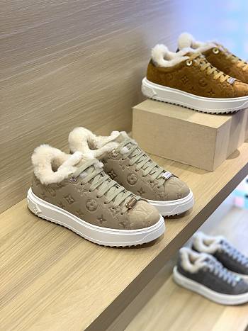 Fortok Louis Vuitton Time Out Trainers Lamb Fur Shearling Sneakers Beige 