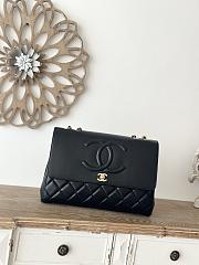 Fortok Chanel Classic Flap Maxi Jumbo CC Chain Shoulder Bag Black Lambskin 33x11x23cm - 1