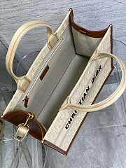 Fortok Dior Book Tote Beige Dior Oblique Embroidered Raffia and Camel Calfskin 36x16x27cm - 5