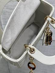 Fortok Dior Lady Bag White With Gold-plated Metal Chain Strap And Brown O-shaped Design - 2