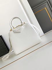 Fortok Givenchy Anyigona Cube Handbag White 13x19x22cm - 1
