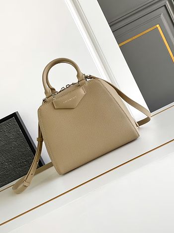Fortok Givenchy Anyigona Cube Handbag Beige 13x19x22cm