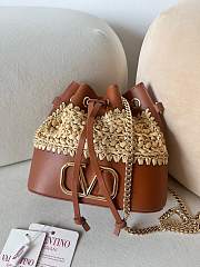 Fortok Valentino Garavani Rockstud Beige Raffia & Brown Leather Bucket Bag 20x17x8.5cm - 1