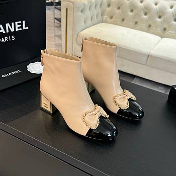Fortok Chanel Chain Side Bow Thick-heel Ankle Boots Beige