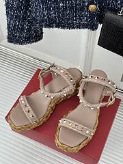 Fortok Valentino Rockstud Flatform Sandal 45mm In Beige Calfskin And Raffia - 2