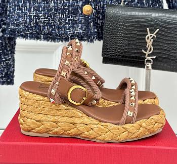 Fortok Valentino Rockstud Flatform Sandal 45mm In Brown Calfskin And Raffia