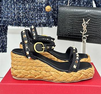 Fortok Valentino Rockstud Flatform Sandal 45mm In Black Calfskin And Raffia  