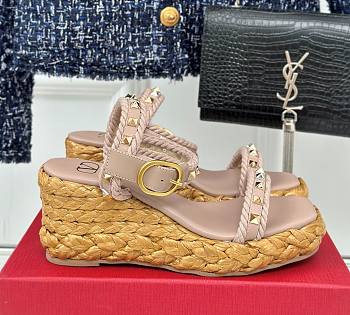 Fortok Valentino Rockstud Flatform Sandal 45mm In Beige Calfskin And Raffia