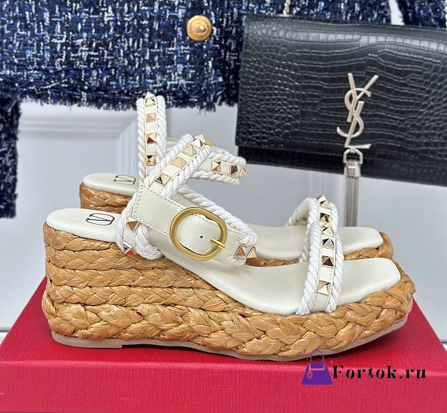 Fortok Valentino Rockstud Flatform Sandal 45mm In White Calfskin And Raffia - 1