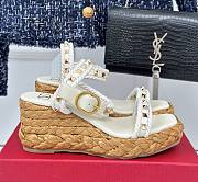 Fortok Valentino Rockstud Flatform Sandal 45mm In White Calfskin And Raffia - 1