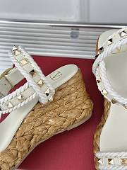Fortok Valentino Rockstud Flatform Sandal 45mm In White Calfskin And Raffia - 6