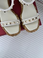 Fortok Valentino Rockstud Flatform Sandal 45mm In White Calfskin And Raffia - 5