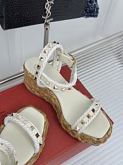 Fortok Valentino Rockstud Flatform Sandal 45mm In White Calfskin And Raffia - 4