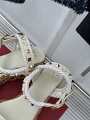 Fortok Valentino Rockstud Flatform Sandal 45mm In White Calfskin And Raffia - 3