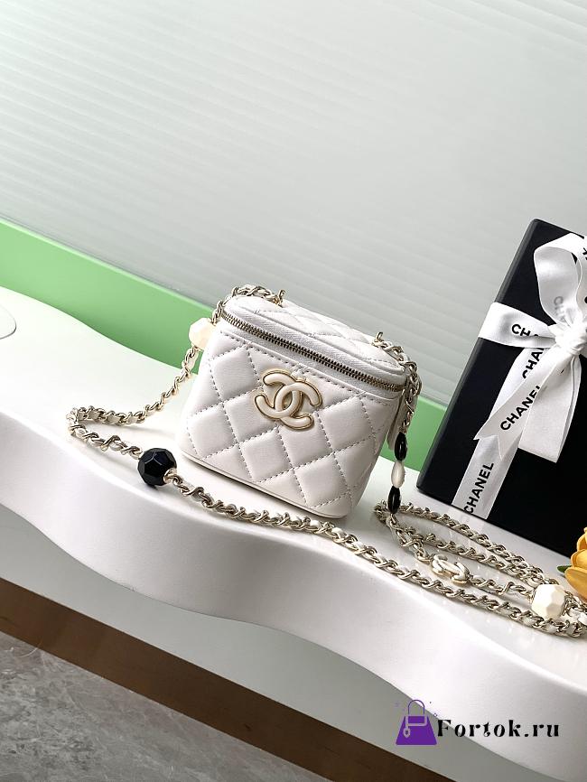 Fortok Chanel Small Comestic Bag White Enamel Heart Buckle 11x8.5x7cm - 1