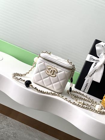 Fortok Chanel Small Comestic Bag White Enamel Heart Buckle 11x8.5x7cm