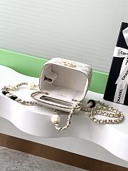 Fortok Chanel Small Comestic Bag White Enamel Heart Buckle 11x8.5x7cm - 3