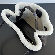 Fortok Bottega Veneta Andiamo Small Leather-Shearling Top-Handle Bag 743572 32.5x24x12cm - 2