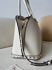 Fortok Valentino Garavani Rockstud Grained Calfskin Bag White 22073L 28x21x14cm - 2