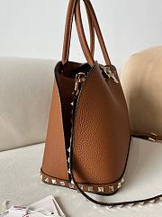 Fortok Valentino Garavani Rockstud Grained Calfskin Bag Brown 22073L 28x21x14cm - 6