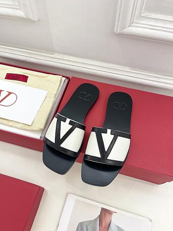 Fortok Valentino Garavani Viva Superstar Leather Slides Black & White