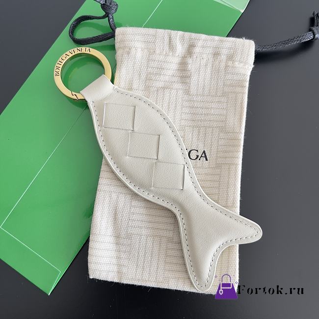 Fortok Bottega Veneta Fish-shaped Keychain White - 1