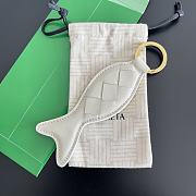 Fortok Bottega Veneta Fish-shaped Keychain White - 6