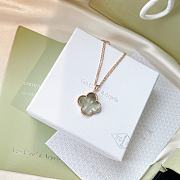 Fortok Van Cleef & Arpels Vintage Alhambra Pendant Necklace in blue  - 3