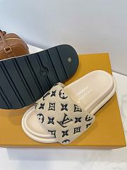 Fortok Louis Vuitton Pool Pillow Flat Comfort Mule Off-White - 2