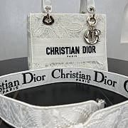 Fortok Christian Dior Pre-owned 2010s Medium Lady D-Lite Handbag - White 24 x 21 x 12 cm  - 4