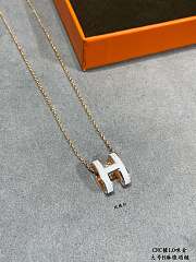 Fortok Hermès Pre-Owned 2010s Mini Pop H necklace White  - 4