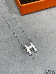 Fortok Hermès Pre-Owned 2010s Mini Pop H necklace White  - 2