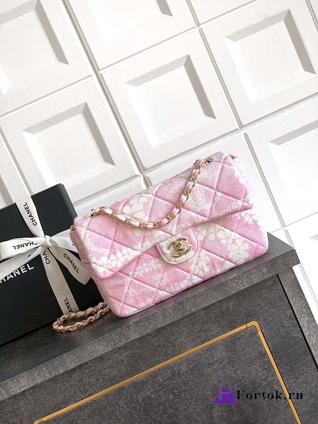 Fortok The Chanel Coco Beach 2025 collection Maxi Flapbag Printed Denim & Gold-Tone Metal Light Pink & White 15x 24 x6.5cm - 1