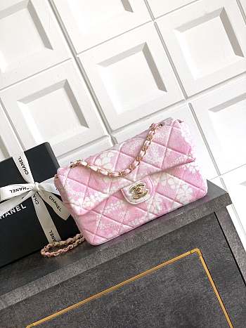 Fortok The Chanel Coco Beach 2025 collection Maxi Flapbag Printed Denim & Gold-Tone Metal Light Pink & White 15x 24 x6.5cm