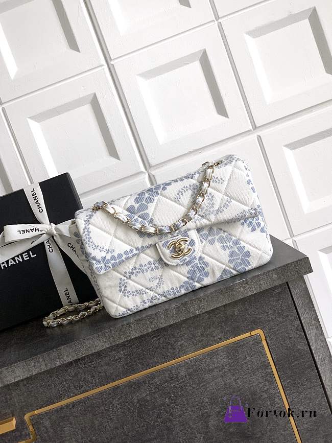 Fortok The Chanel Coco Beach 2025 collection Maxi Flapbag Printed Denim & Gold-Tone Metal Light Blue & White 15x 24 x6.5cm - 1