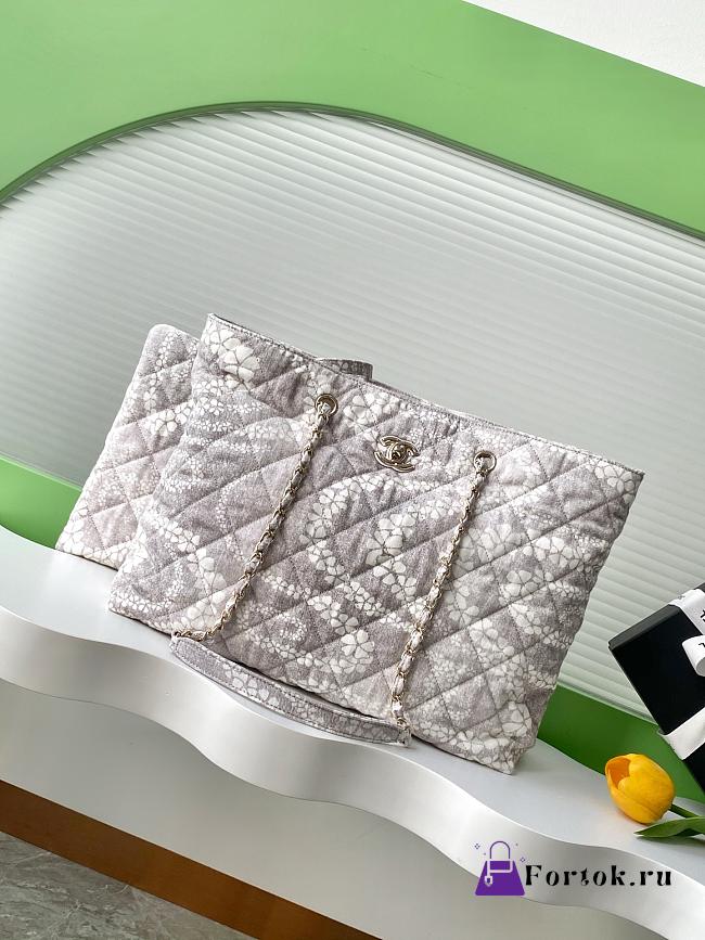 Fortok The Chanel Coco Beach 2025 collection Maxi Shopping Bag Printed Denim & Gold-Tone Metal Gray & White 28.5-37-13cm - 1
