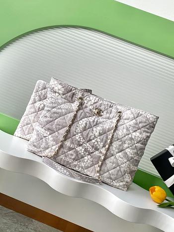 Fortok The Chanel Coco Beach 2025 collection Maxi Shopping Bag Printed Denim & Gold-Tone Metal Gray & White 28.5-37-13cm